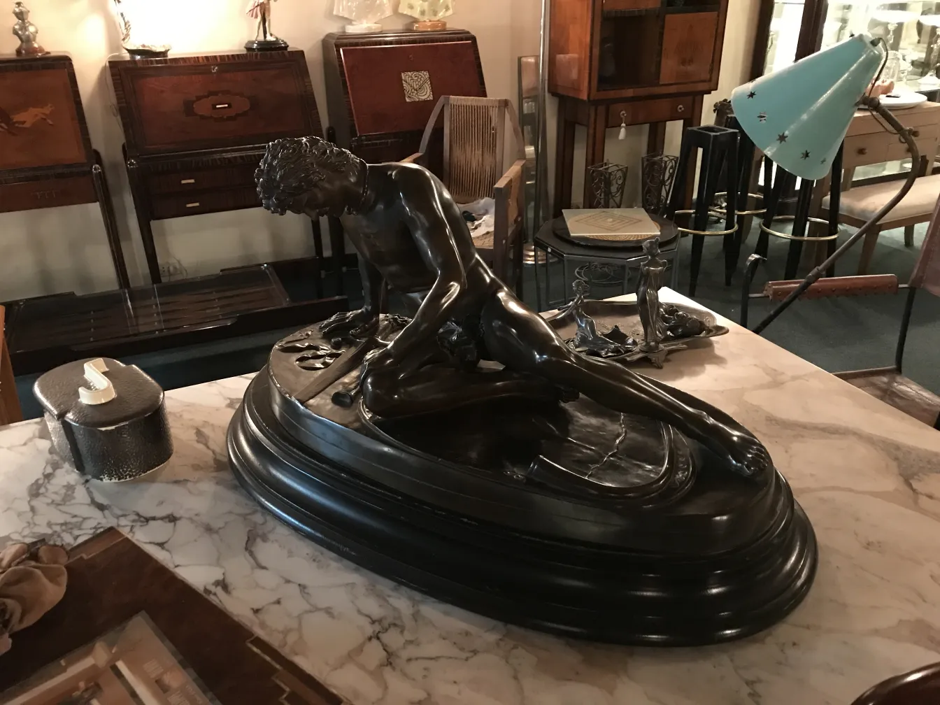 sculpture antique de F.Barbediennefonduer, montrant des détails complexes et un cadre classique