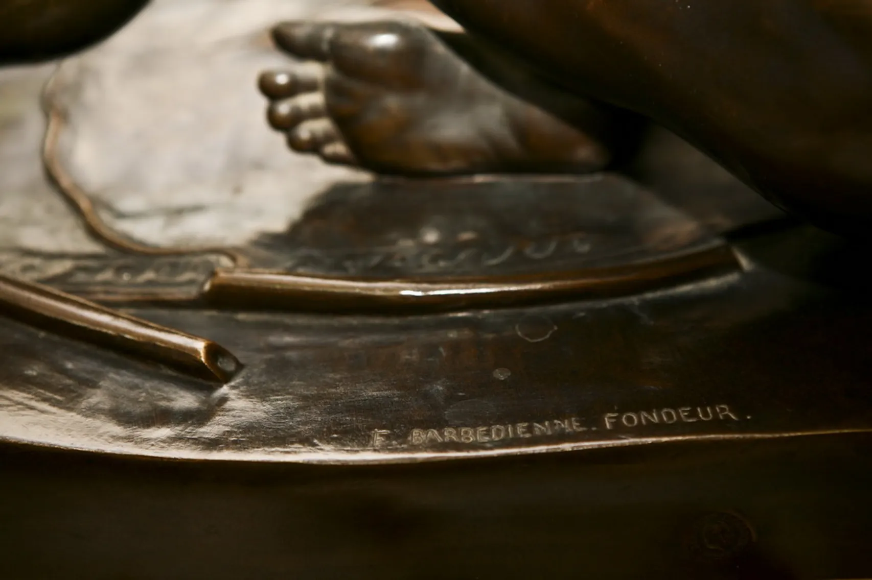 detalhe de escultura antiga com assinatura F.Barbediennefonduer