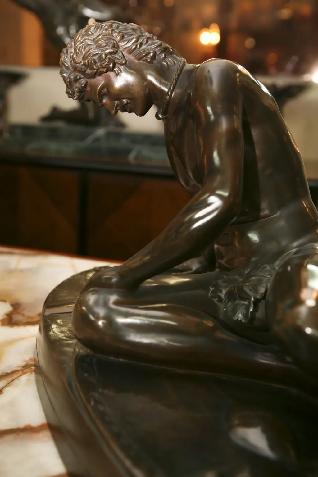 escultura antiga f.barbediennefonduer de um homem pensativo