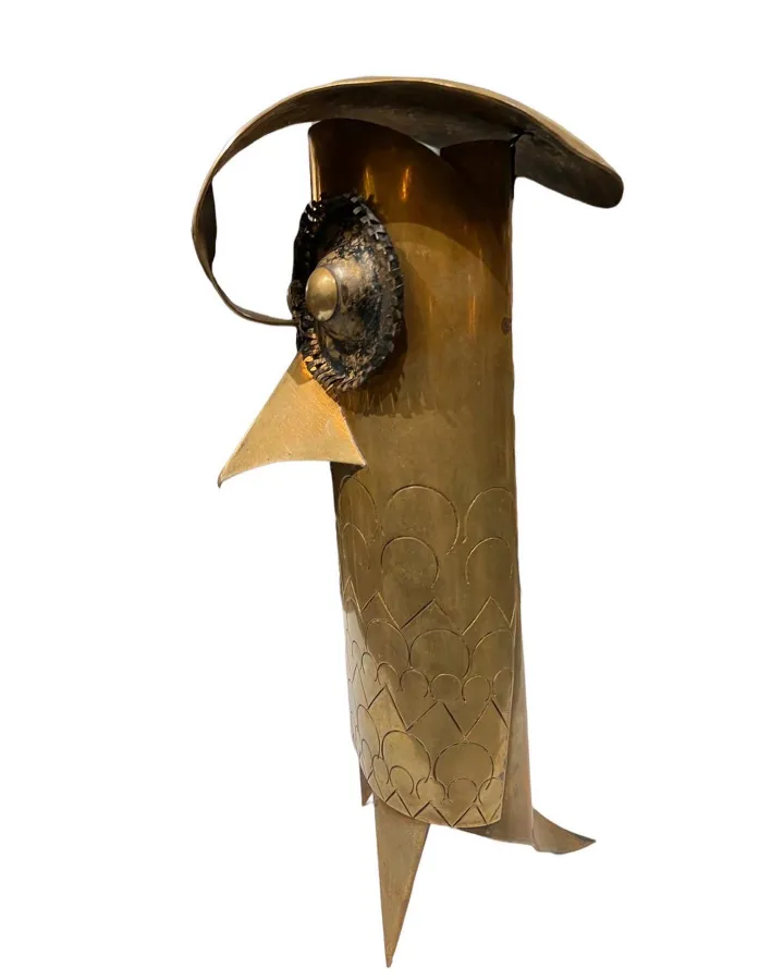 Escultura antigua de un pájaro en bronce, con detalles artísticos y una base decorativa.