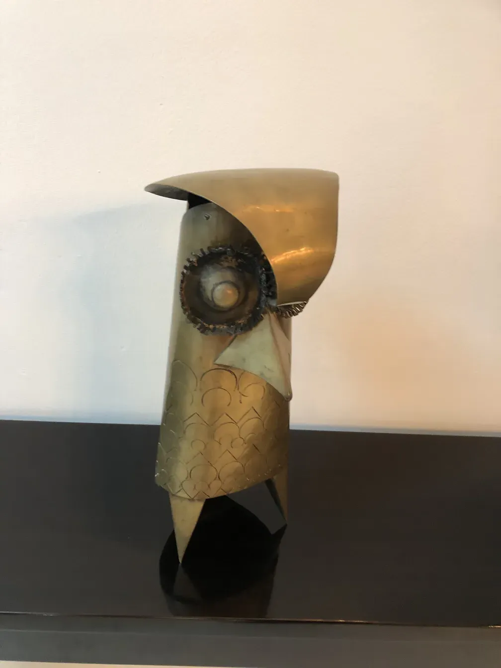 alte skulptur mit abstrahiertem design und geometrischen formen
