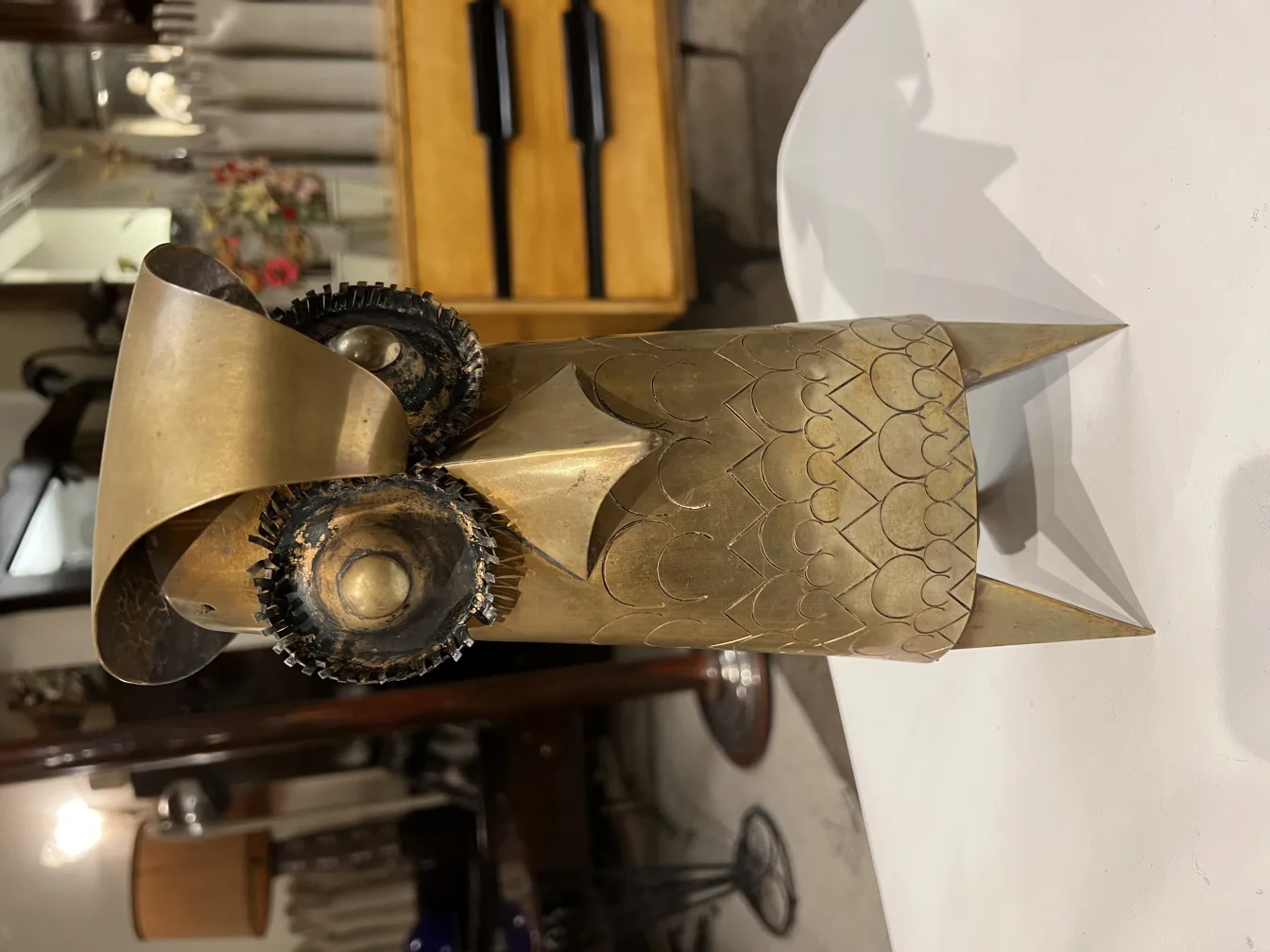 antike Skulptur mit Reliefdetails und einzigartigen Formen