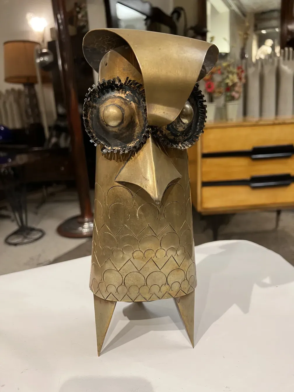 escultura antiga em forma de coruja com detalhes metálicos, Oswaldo Guayasamín