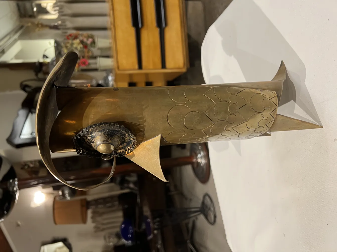 antike Skulptur mit erhabenen Motiven und glänzender Oberfläche