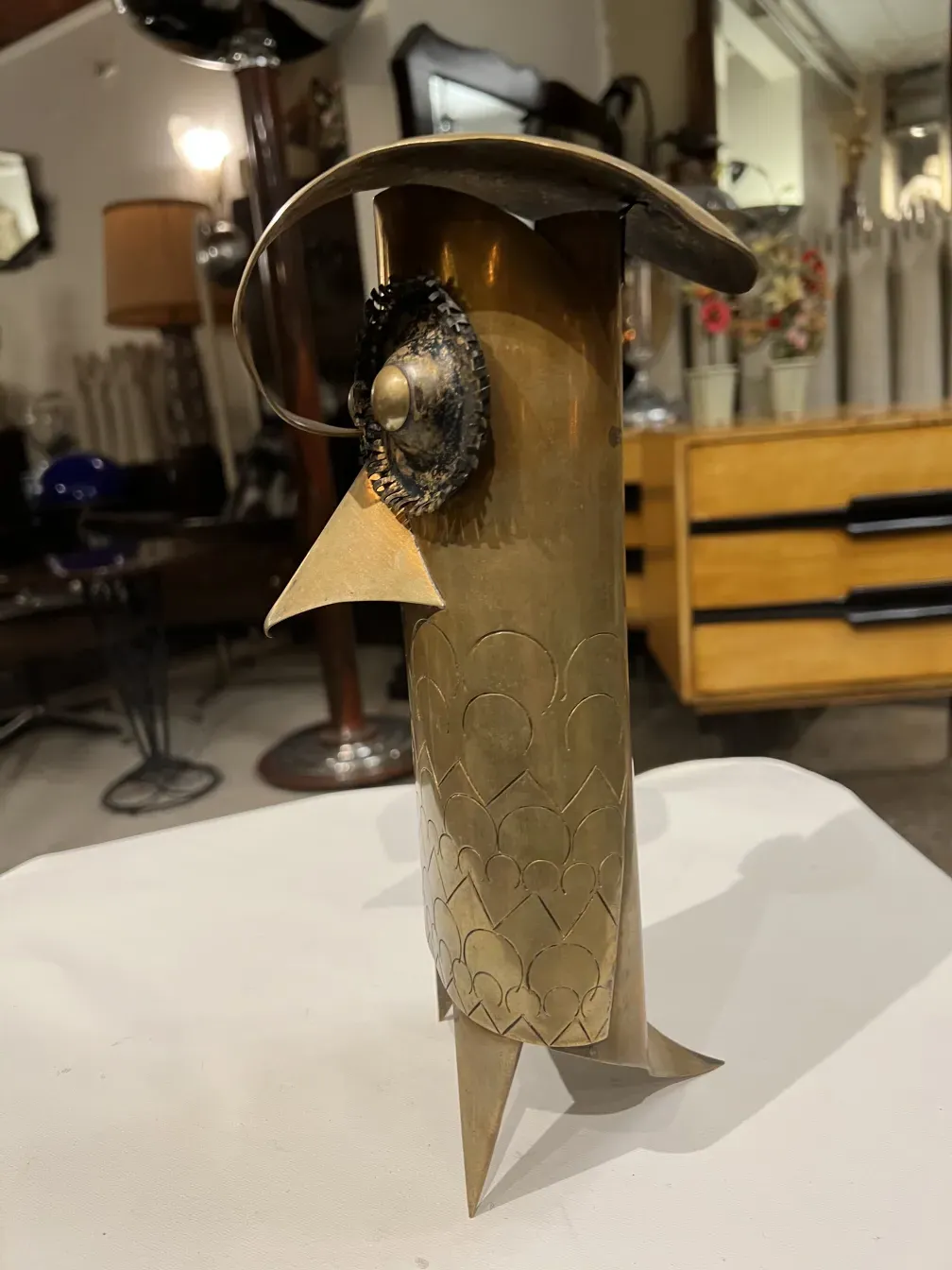 scultura in metallo con forme astratte e dettagli decorativi in un contesto antico