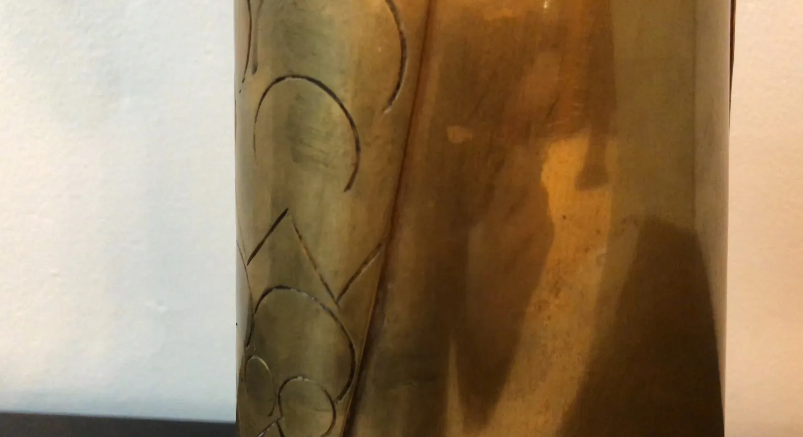 scultura antica in forma decorativa con intagli sottili