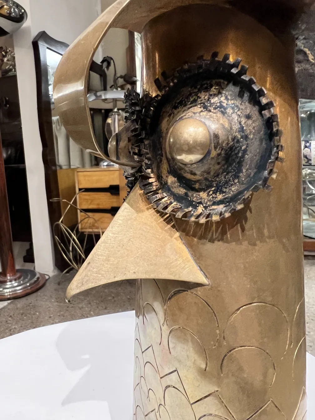 Sculpture d'oiseau ancienne avec des détails mécaniques et un design unique