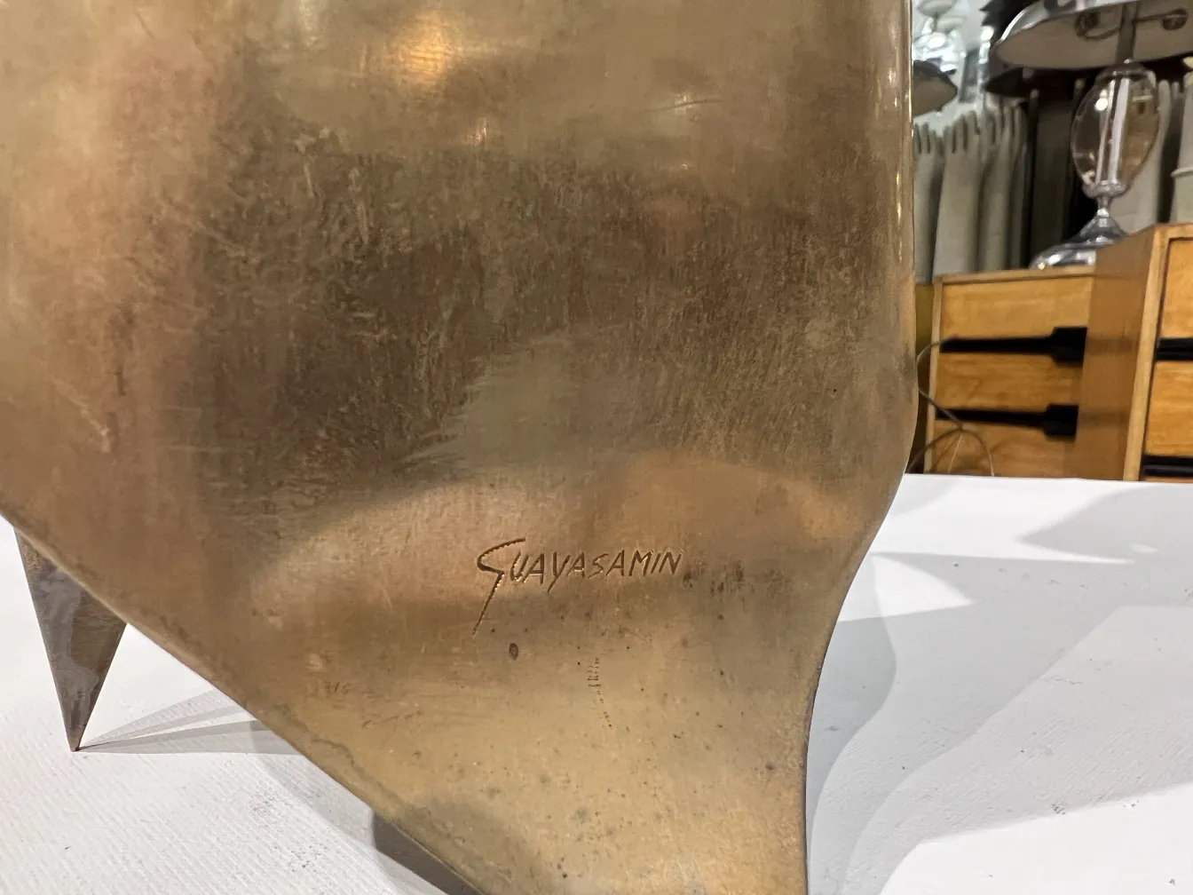 antike skulptur von guayasamin mit goldenem finish in künstlerischer Umgebung