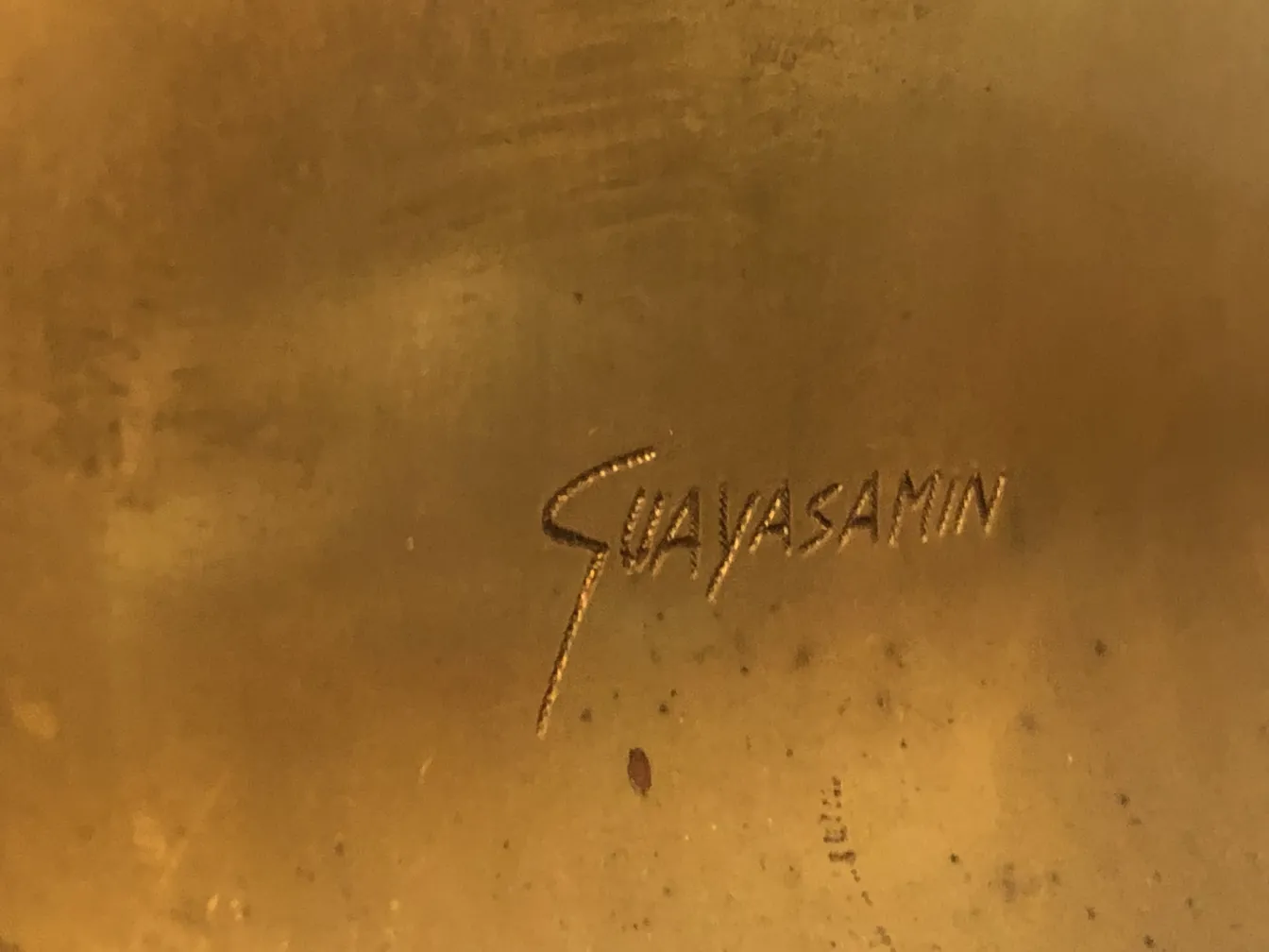 प्राचीन मूर्ति गयासामिन सुनहरे पृष्ठभूमि पर