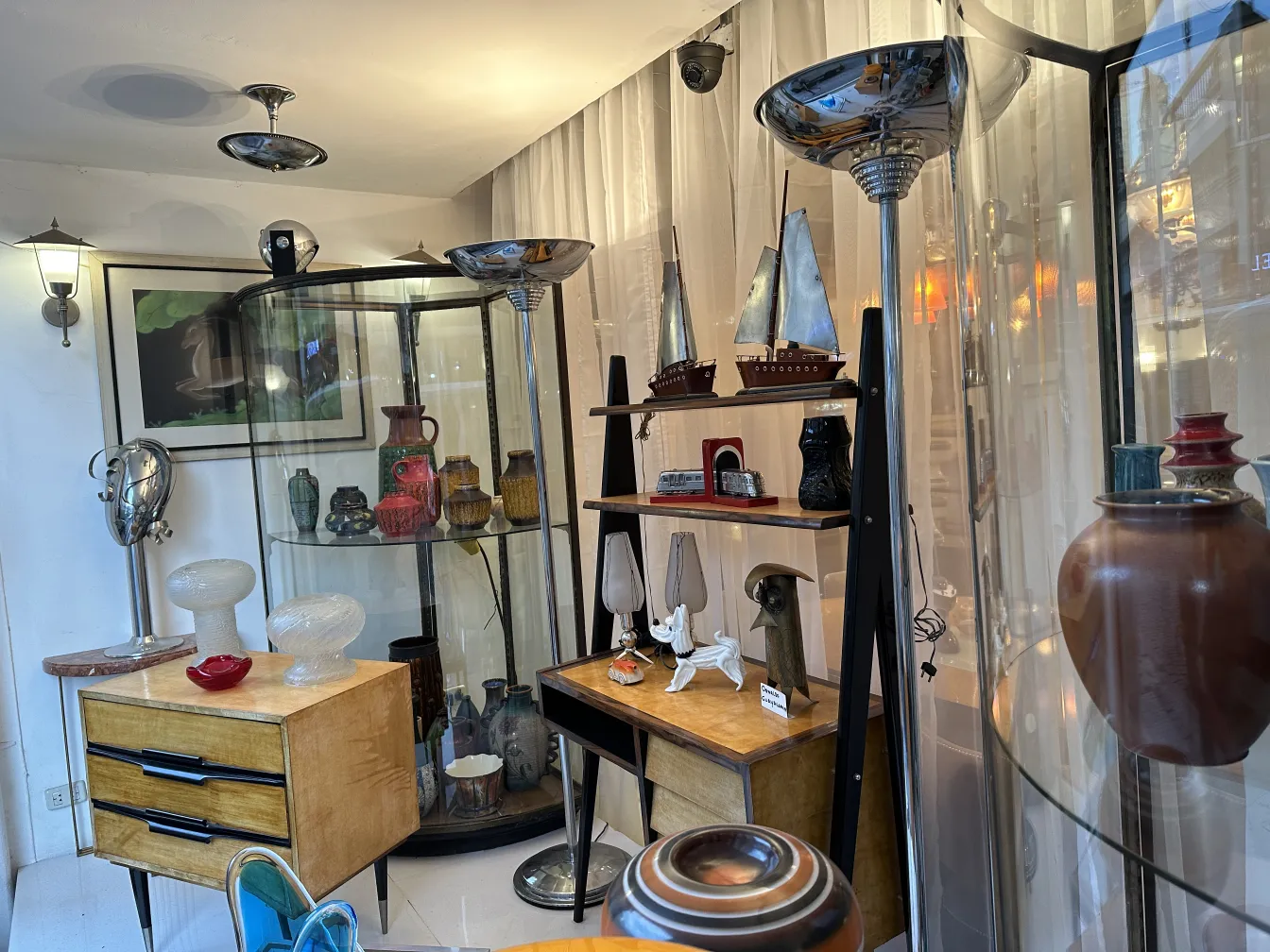 antike dekorative Skulptur in Vitrine, handwerklicher Stil