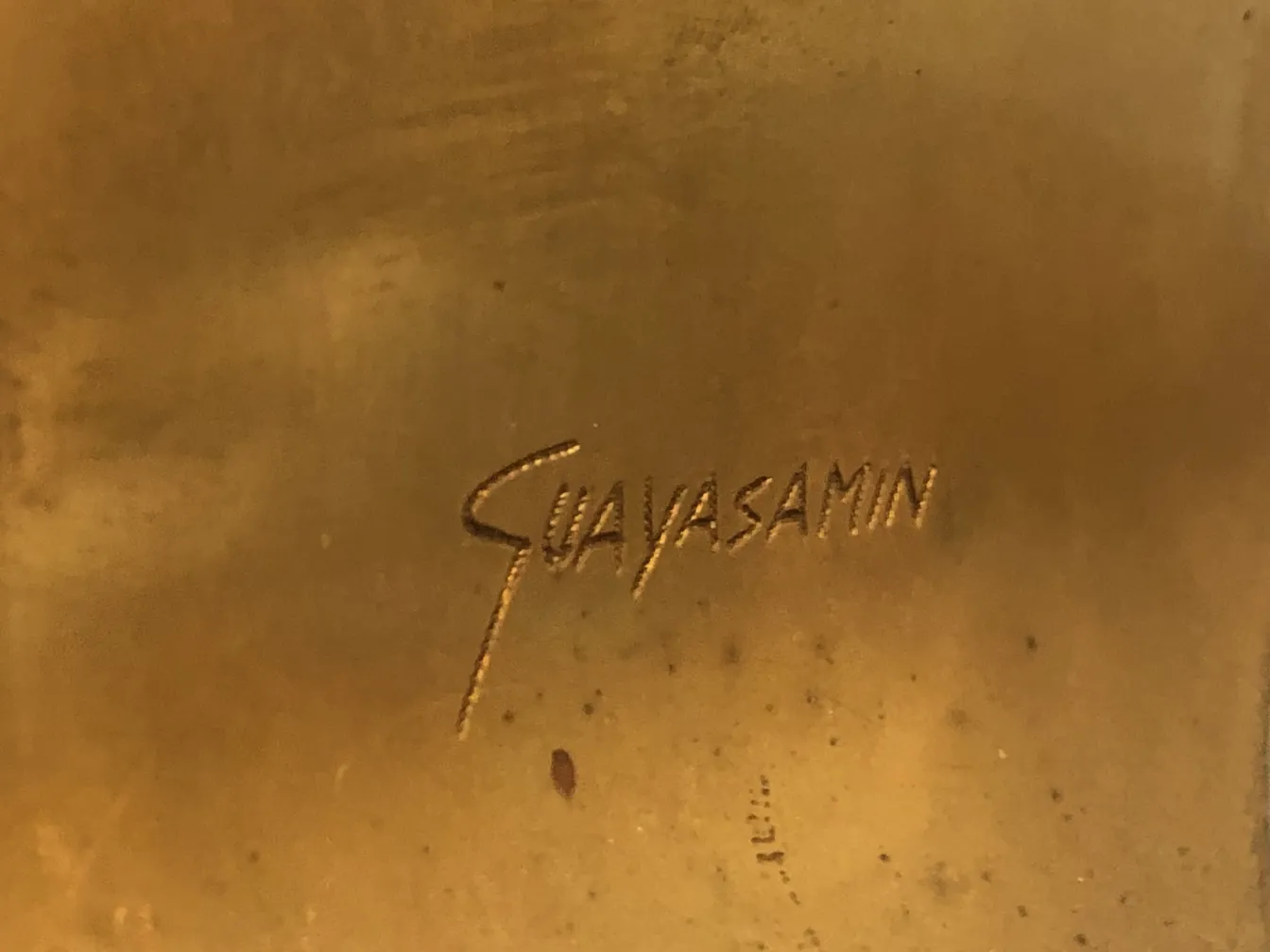 signature sur la sculpture antique de Guayasamín