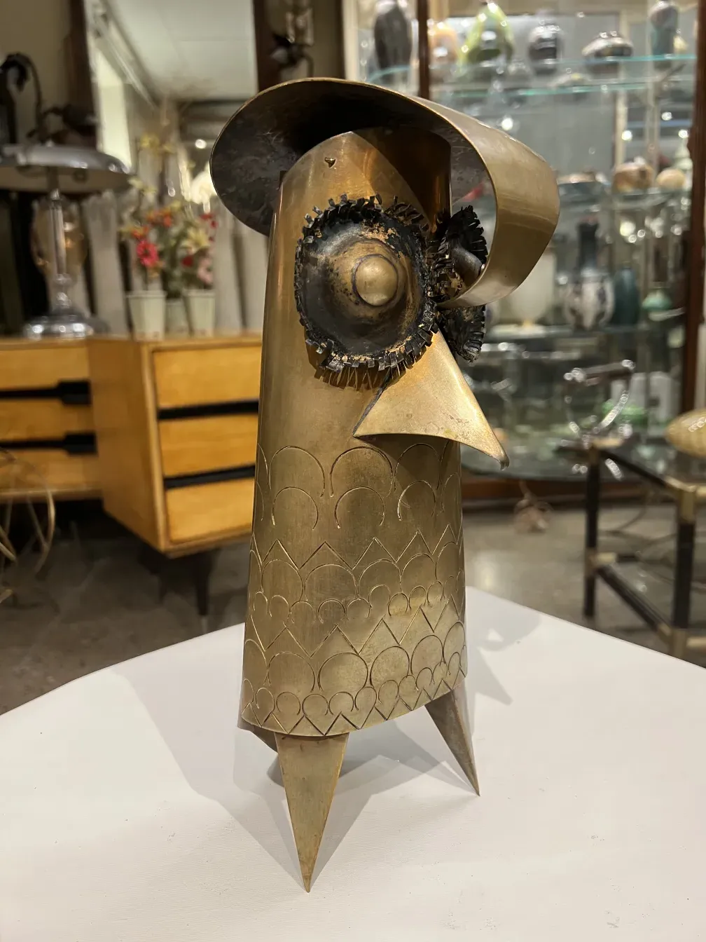 stilisierten Skulptur mit goldenen Details