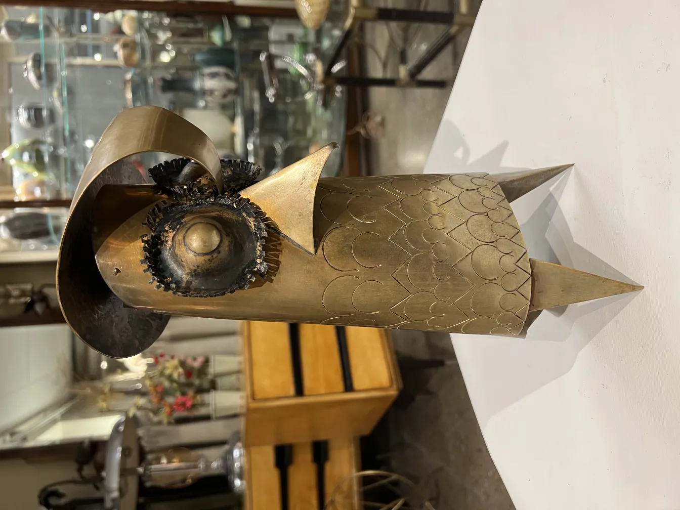 sculpture antique avec forme abstraite et détails uniques