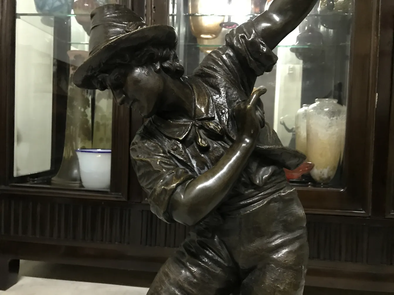 scultura antica di figura maschile con cappello e gesto