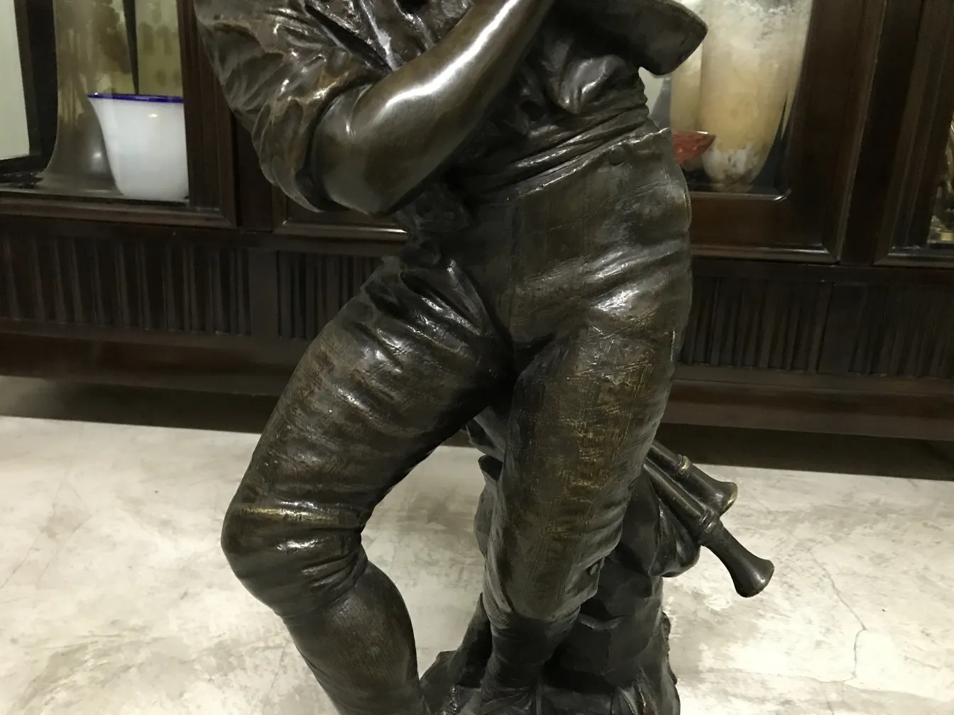 Antike Skulptur mit menschlicher Figur, realistische Details, eleganter Kontext.