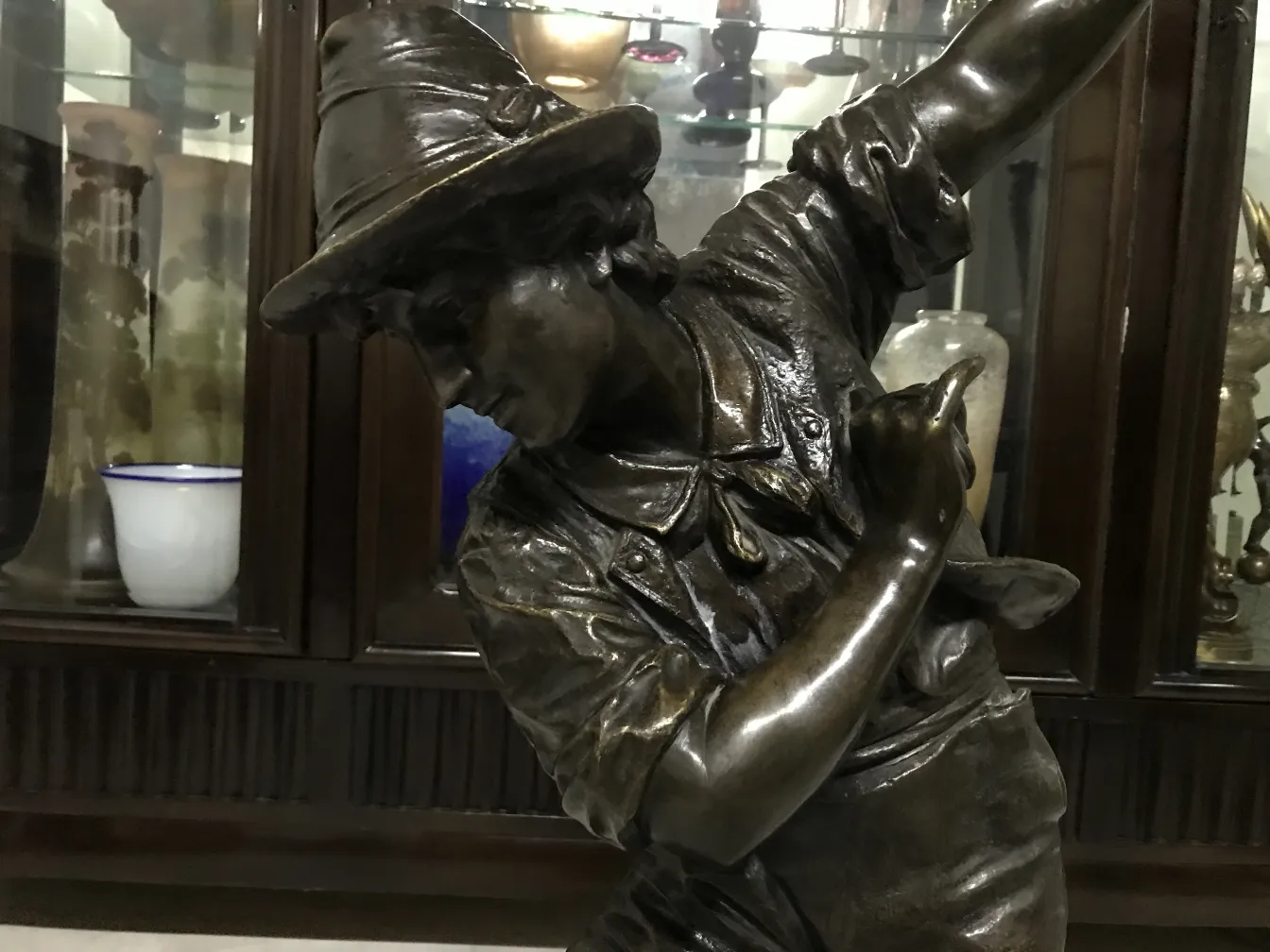 escultura antiga em pose dinâmica com detalhe facial