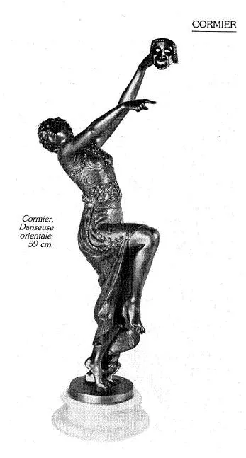 sculpture ancienne de danse représentant une figure féminine tenant un masque