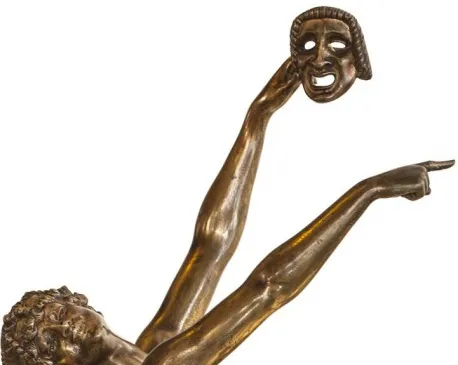 alte skulptur, die eine figur mit einer maske darstellt