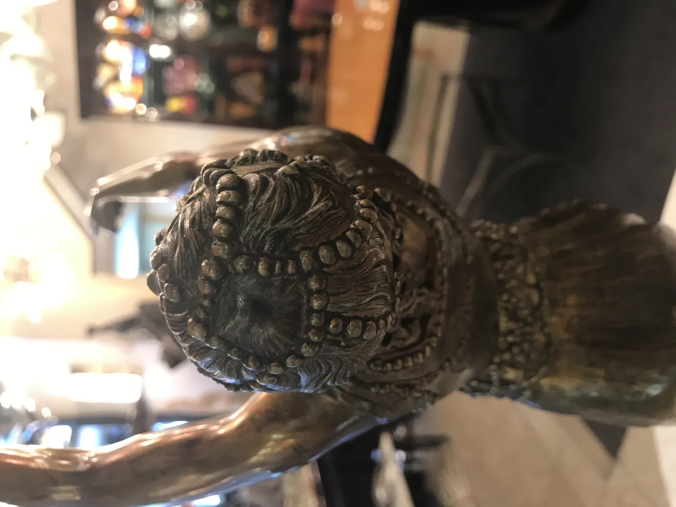 scultura antica con dettagli intricati e figura espressiva