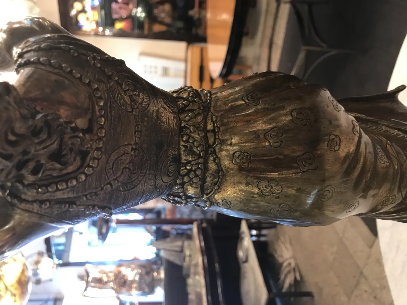 Details einer antiken Skulptur mit komplizierten Mustern