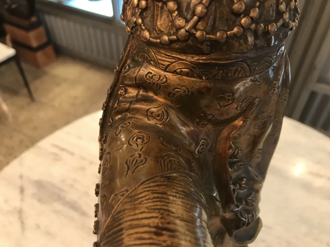 escultura antiga com detalhes ornamentais e textura