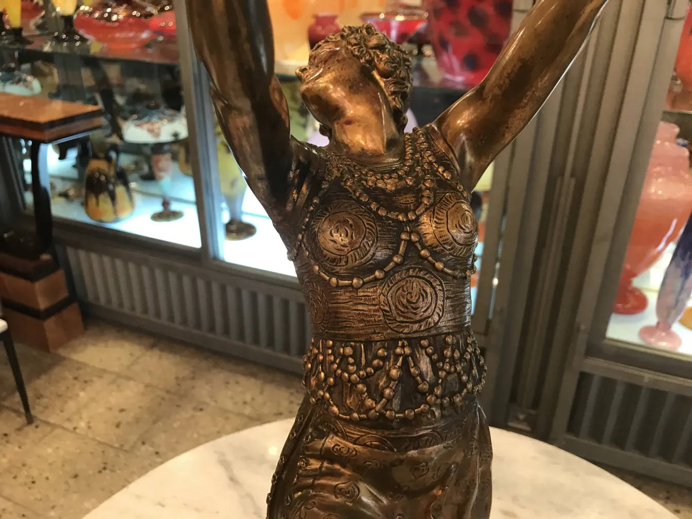 sculpture ancienne représentant une figure humaine avec des détails décoratifs