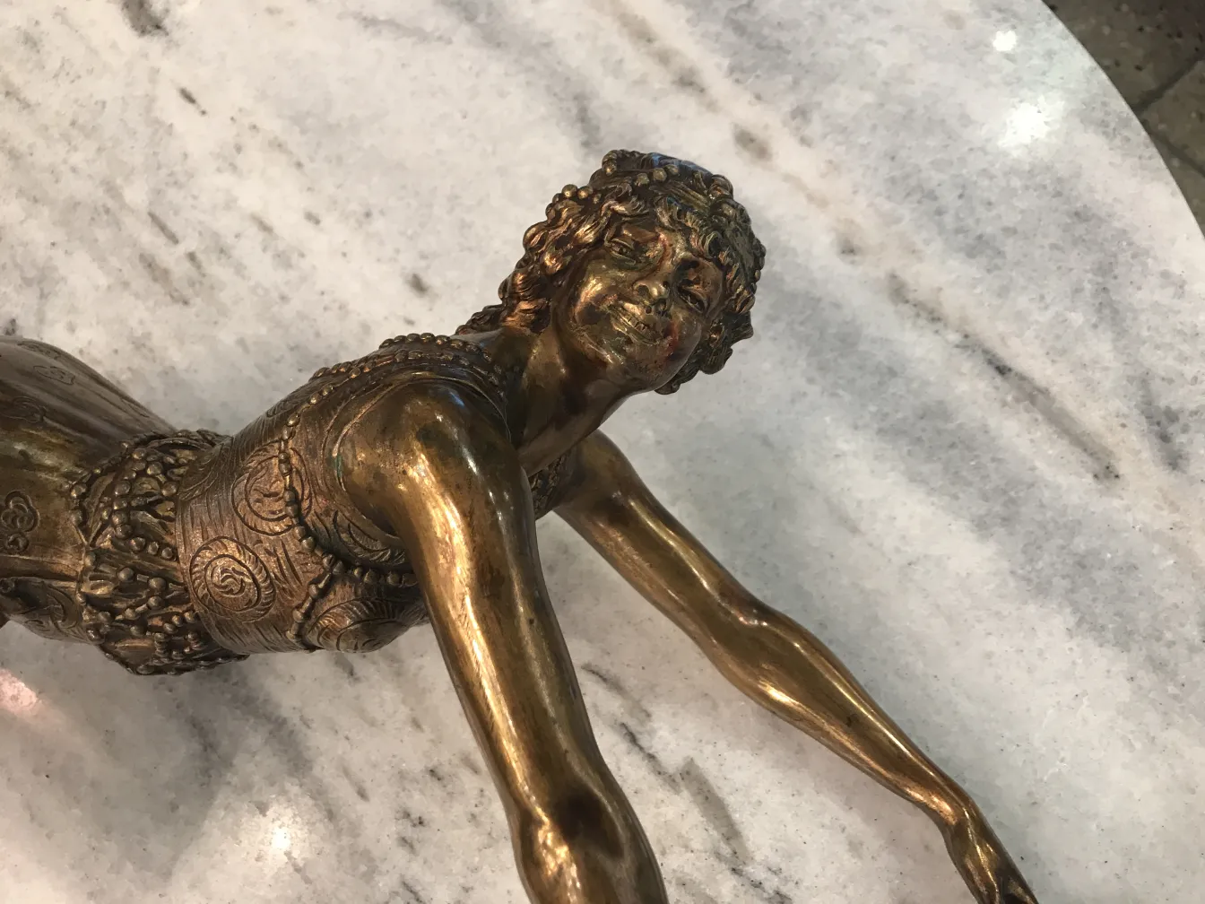 sculpture antique de cormier joseph descomps avec figure féminine détaillée