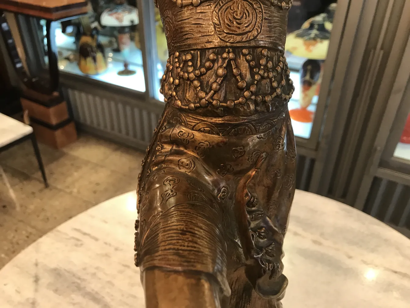 escultura antigua con detalles elaborados y un fondo nostálgico