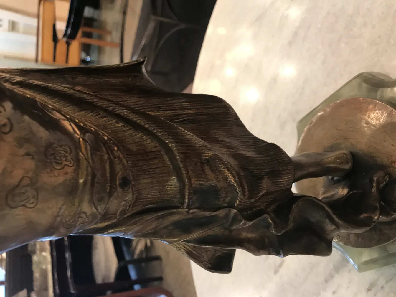 escultura antiga com detalhes na superfície e figura dinâmica