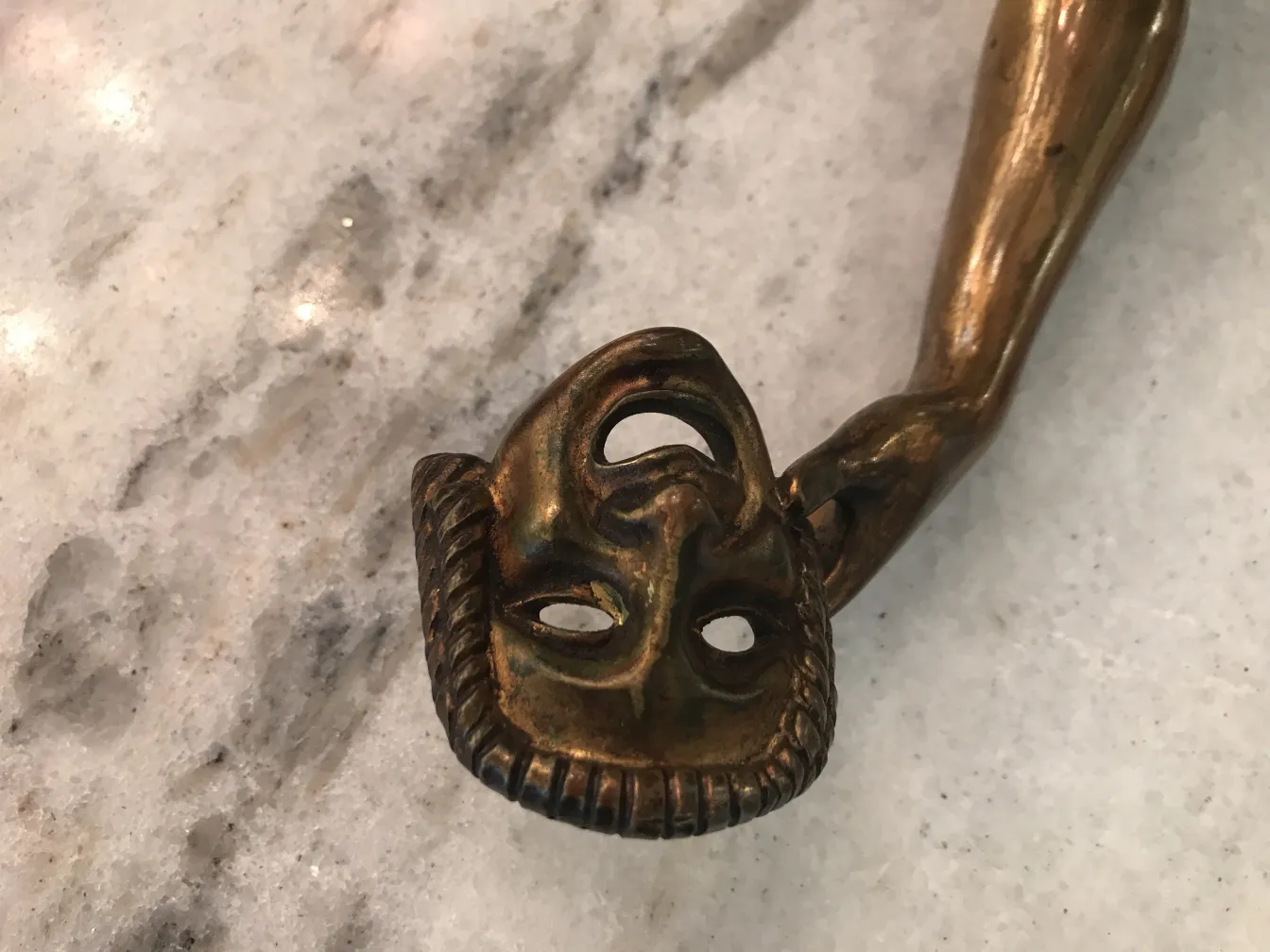 sculpture ancienne en forme de visage souriant, cormier joseph descomps