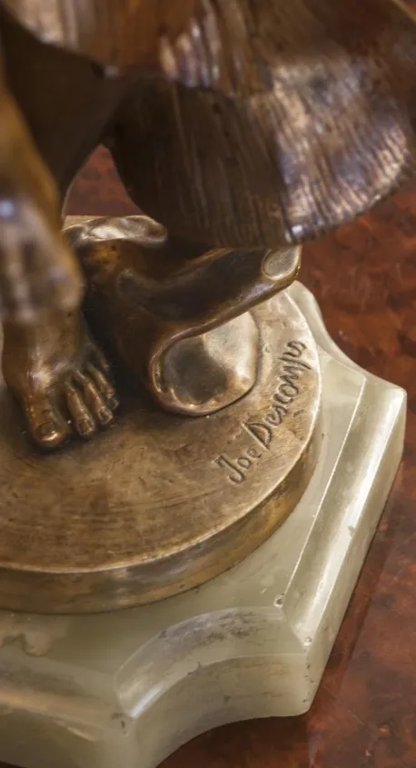 scultura antica con dettagli ornamentali alla base