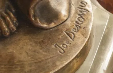 प्राचीन मूर्ति जिसमें Cormier Joseph Descomps का हस्ताक्षर है, आधार का विवरण