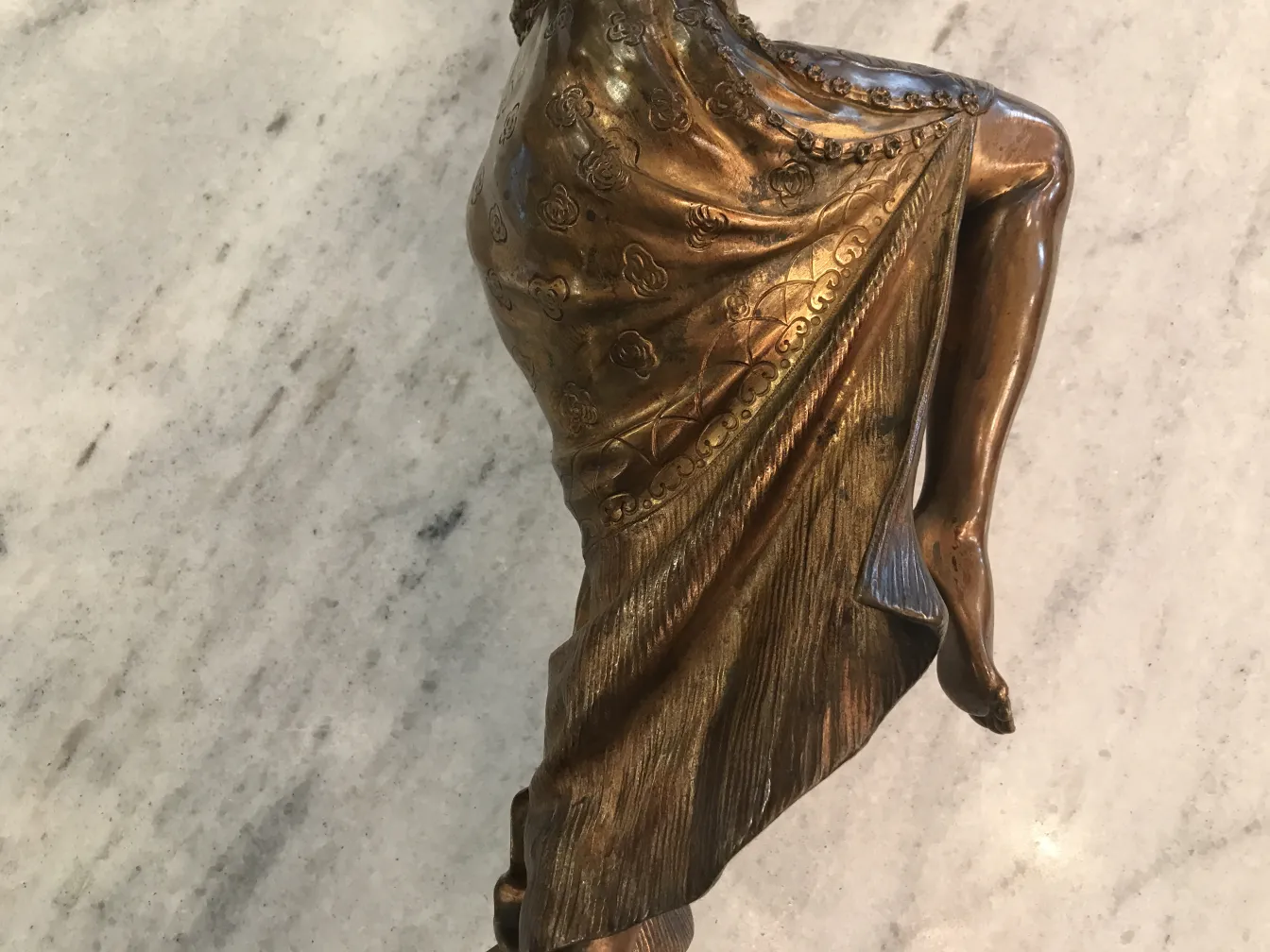 escultura antigua con detalles decorativos y texturizados