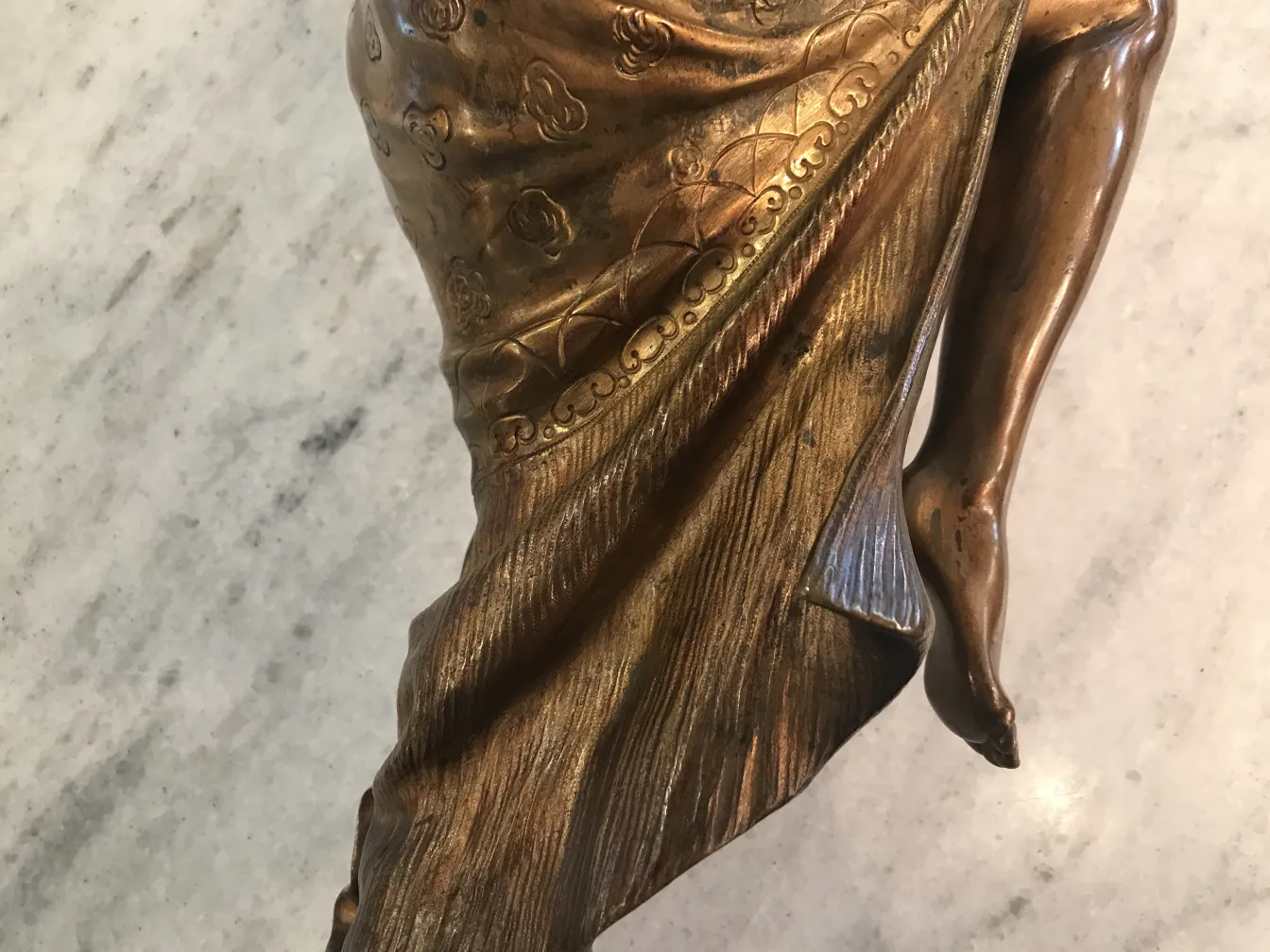 古代人形雕塑，带有装饰细节