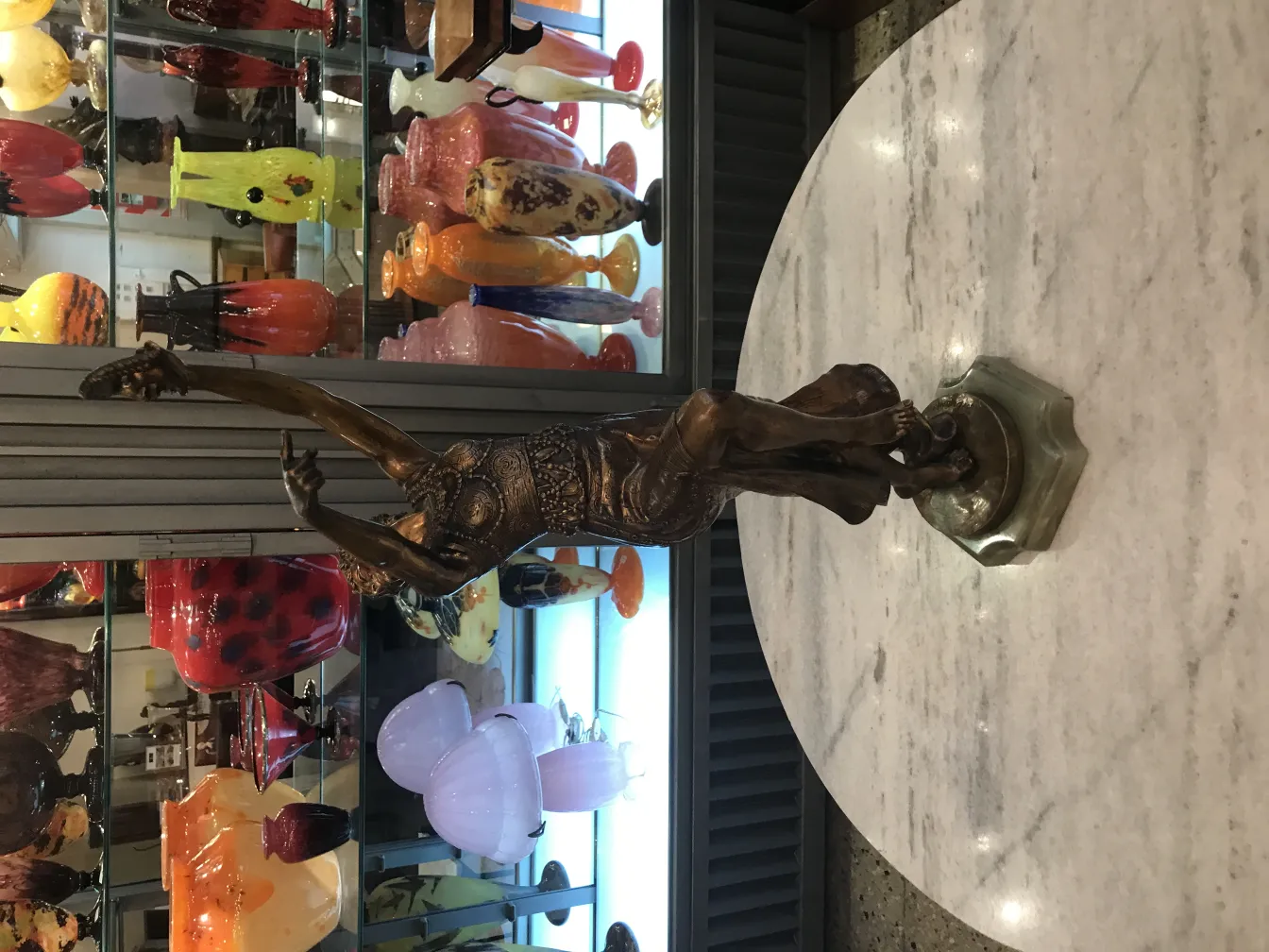 Scultura antica di figura umana in posa elegante.