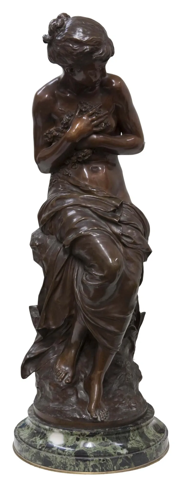 escultura antigua de Mathurin Moreau de una mujer sentada con flores