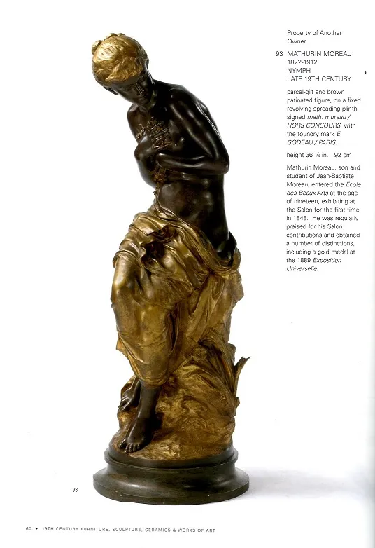 escultura antigua de bronce con figura femenina y detalles dorados