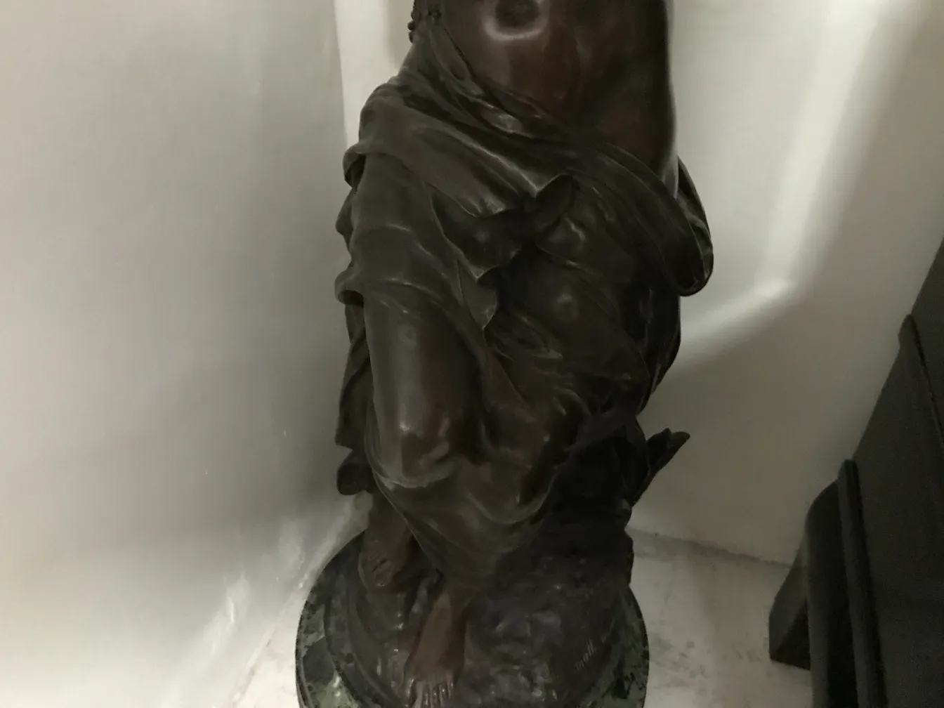 escultura antigua de Mathurin Moreau, figura en posición erguida, detalles de ropa