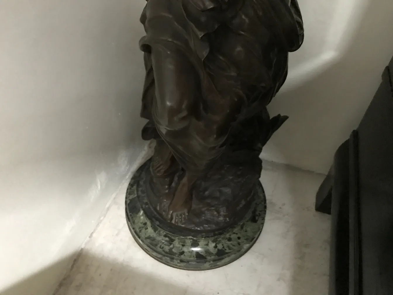 马图林·莫罗的古代雕塑，可见细节