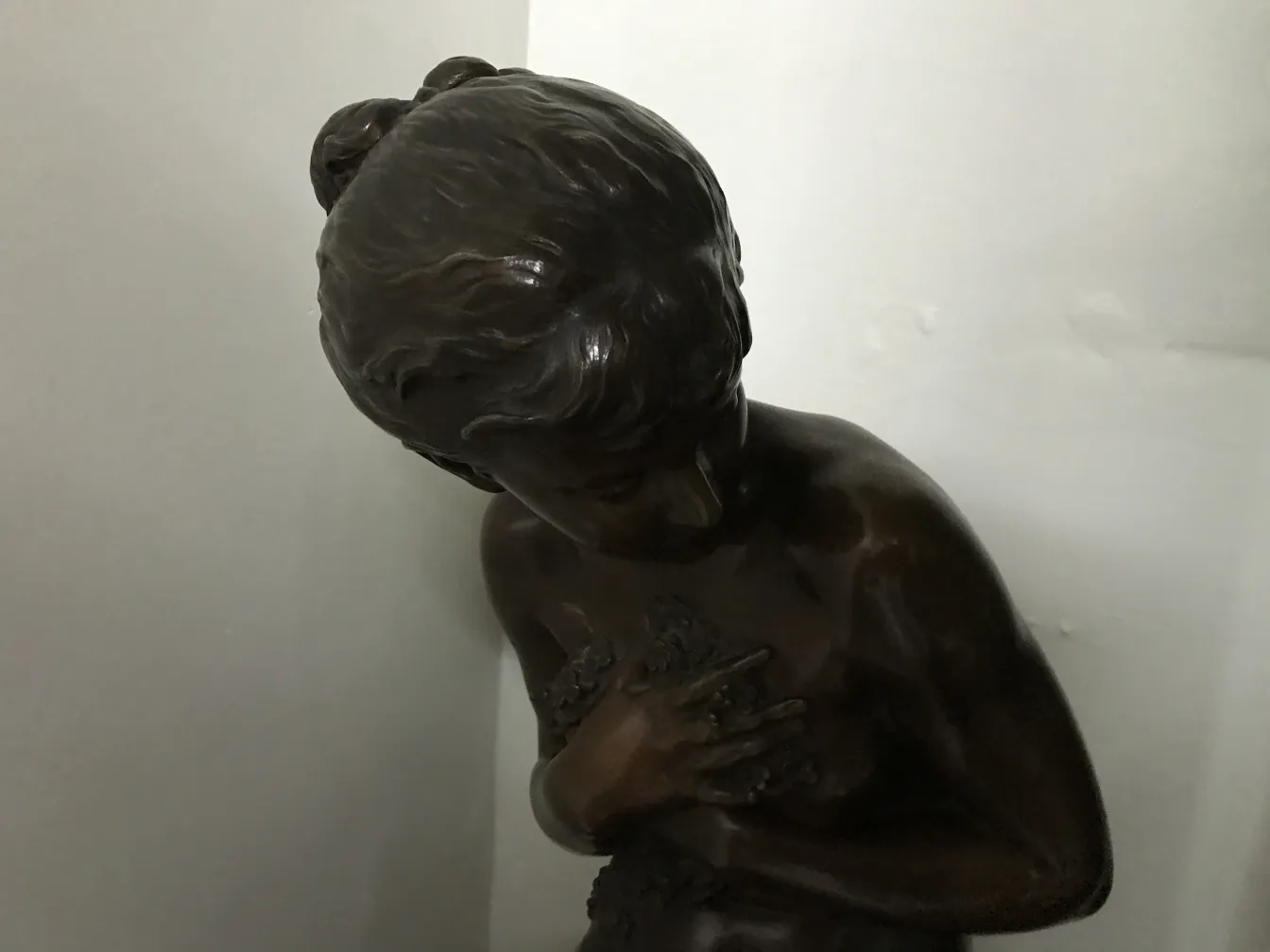 sculpture ancienne de mathurin moreau avec figurine féminine captivante