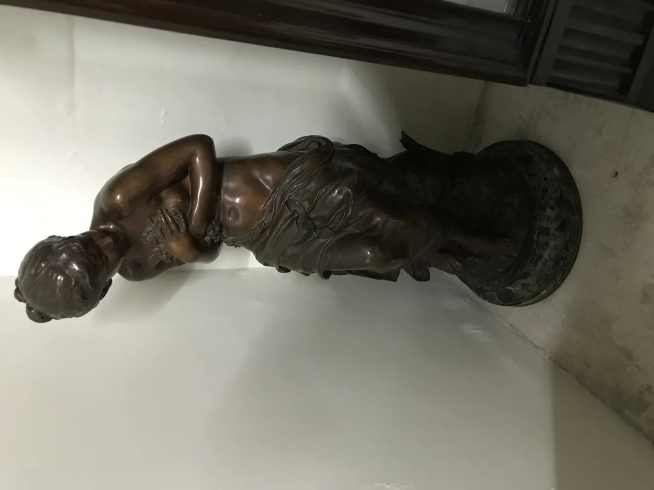 sculpture antique de mathurin moreau, figure féminine avec des détails fins dans l'environnement