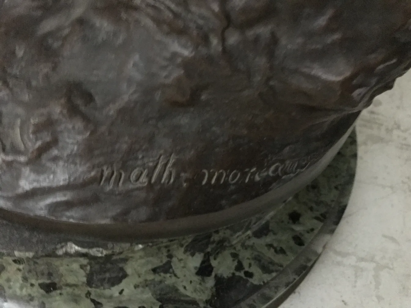 sculpture ancienne de mathurin moreau avec des détails uniques