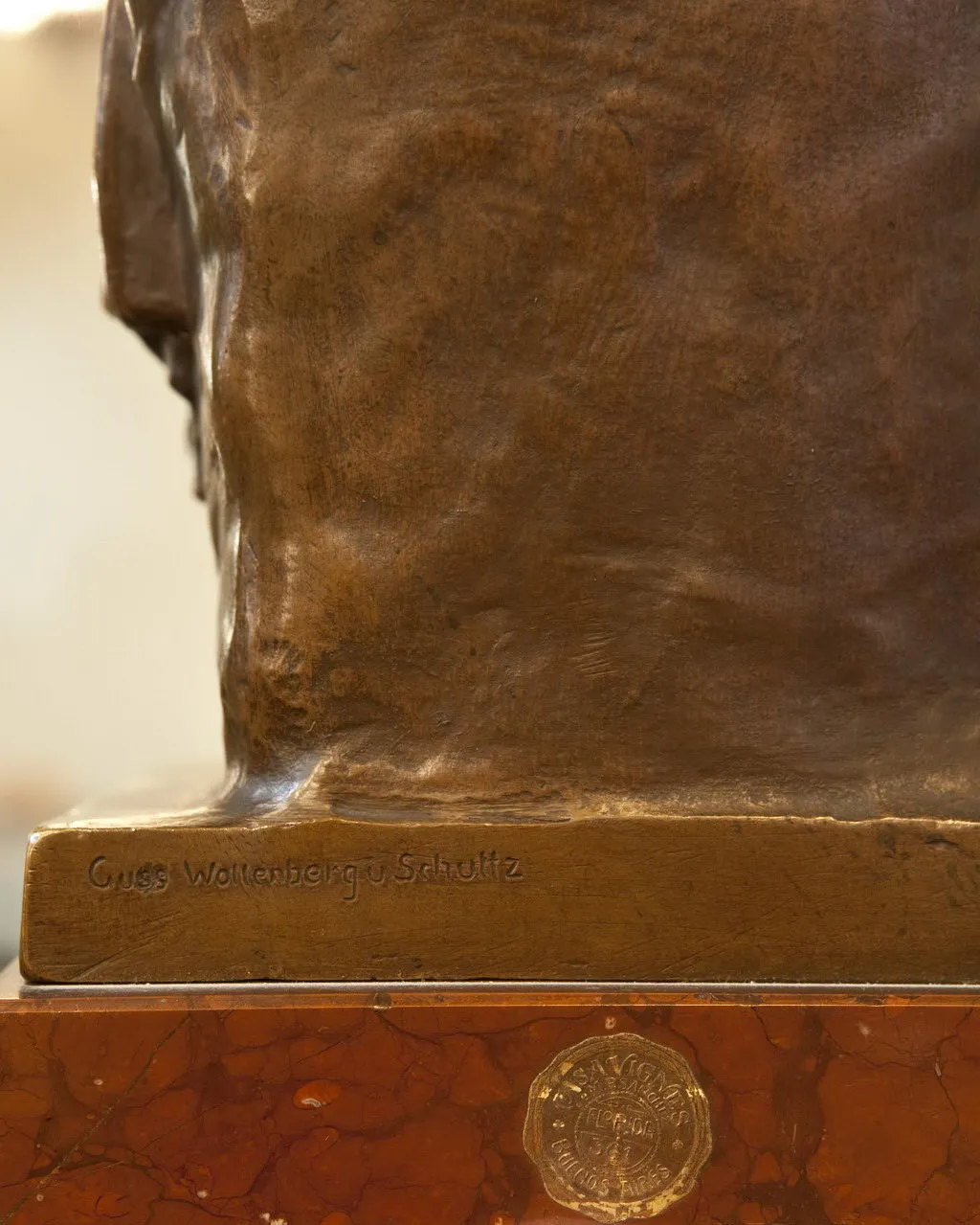 escultura antiga assinada por guss wollenberg schuttz, detalhes sutis