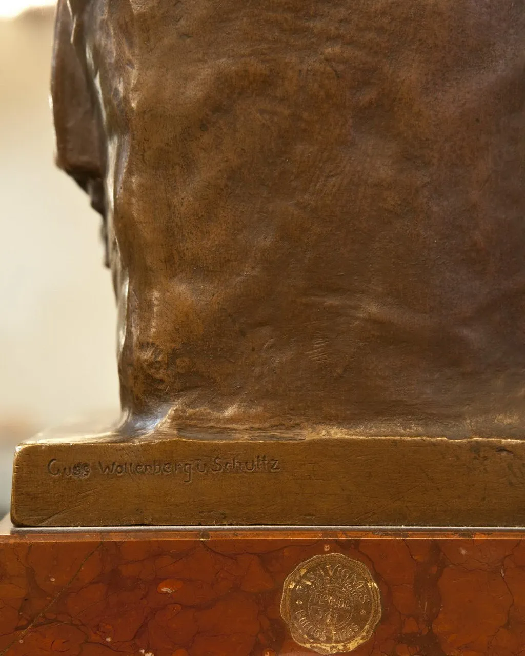 Escultura antigua de Guss Wollenberg Schuttz en un entorno clásico