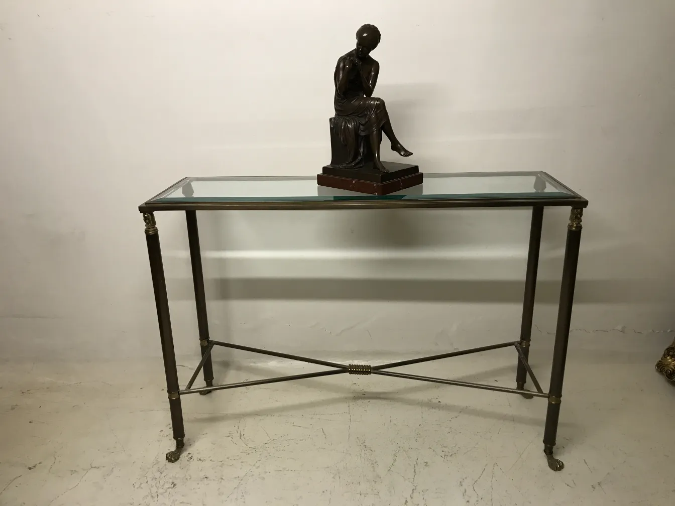 alte skulptur einer sitzenden figur auf einem tisch