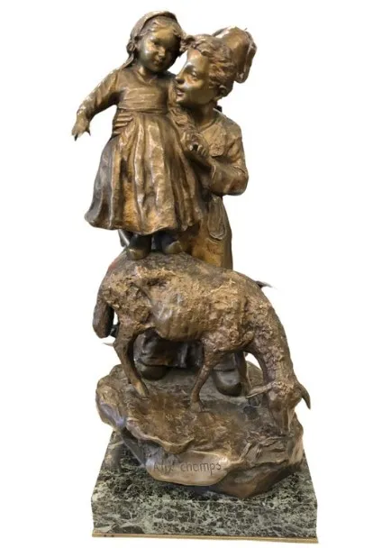 escultura antiga de uma menina segurando uma cabra em um ambiente secundário