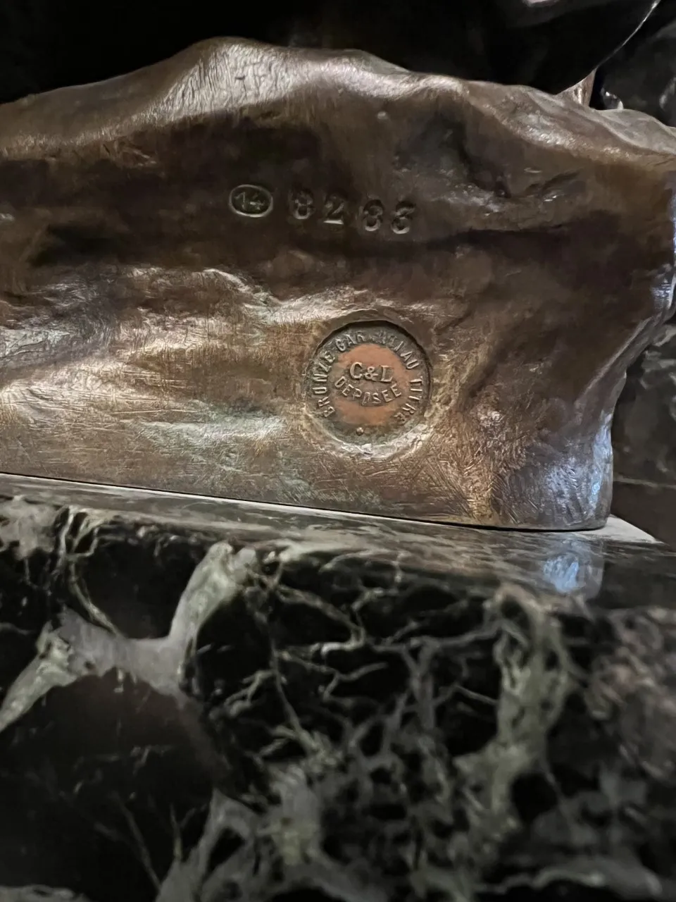 细致的古代雕塑，带有底座，展示艺术风格的优雅环境