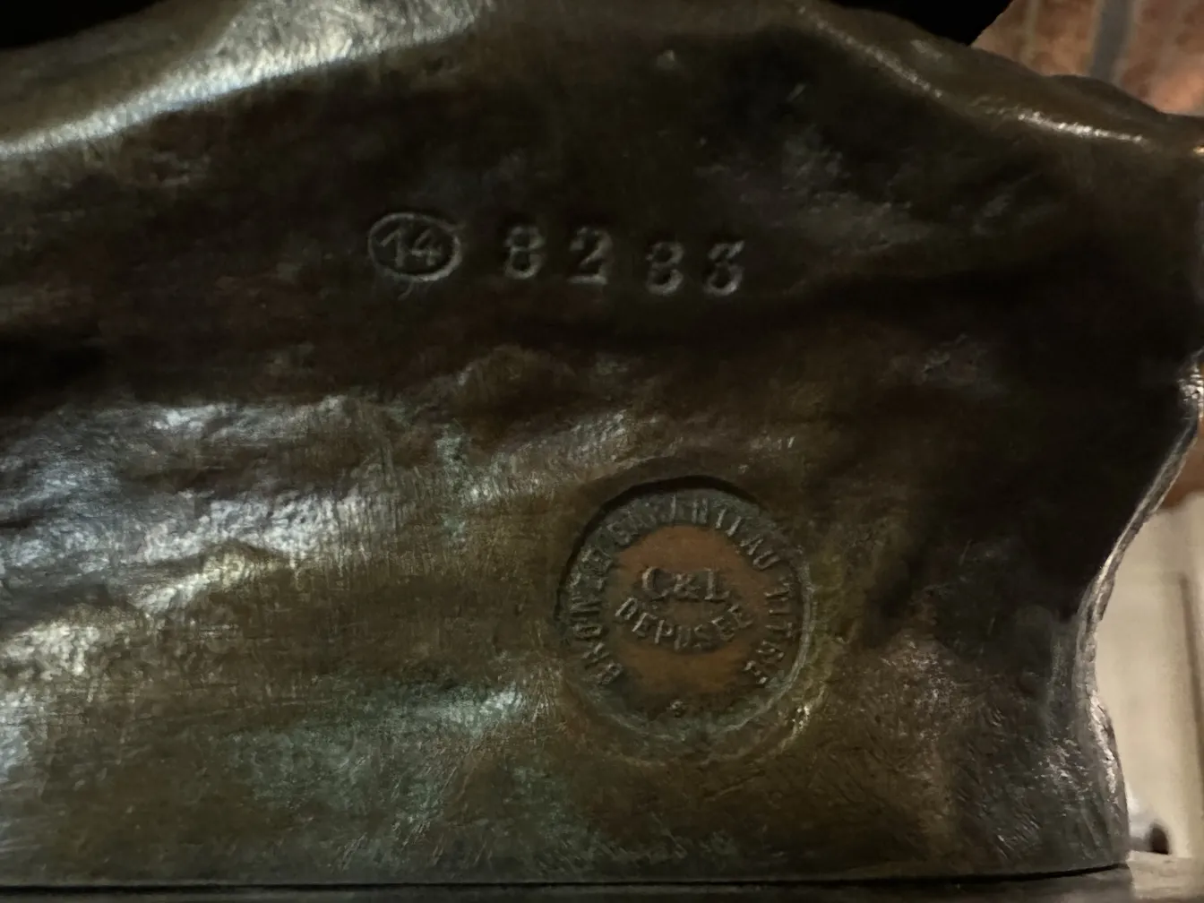 escultura antiga com detalhes visuais e ambiente