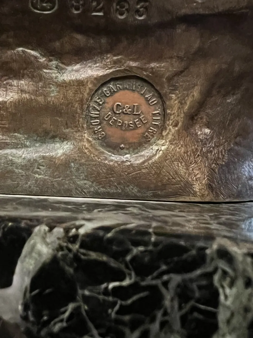 古董雕塑，细节清晰可见 aux champs