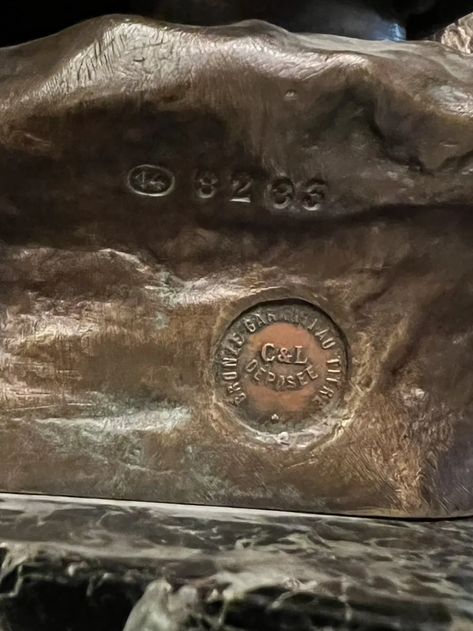 古代彫刻に興味深い詳細とパティーナ